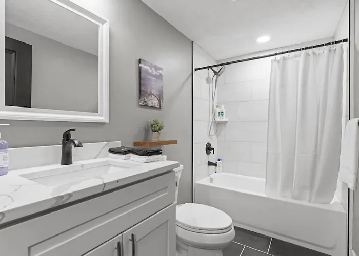 Apartment Upscale 2 Story With 8 Beds And Free Parking, Walkable To S Highland Ave