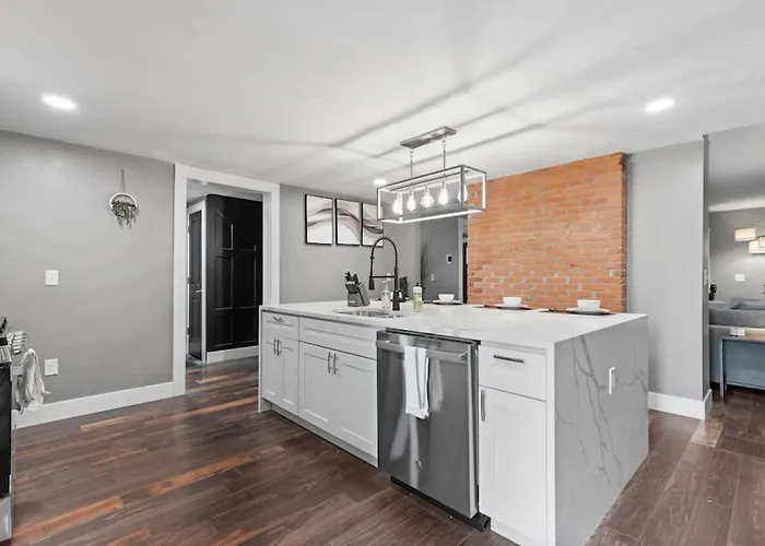 Upscale 2 Story With 8 Beds And Free Parking, Walkable To S Highland Ave