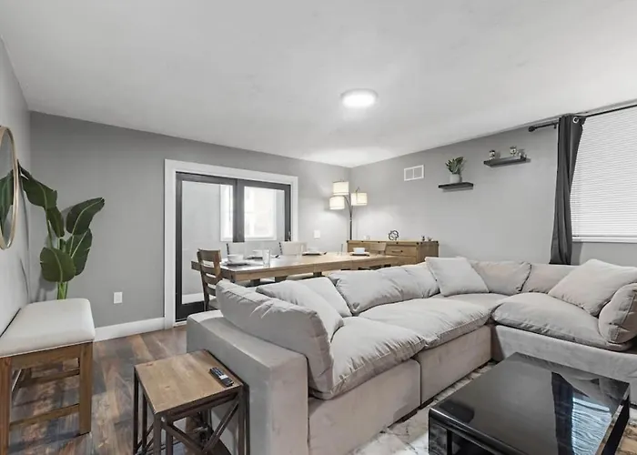 Apartment Upscale 2 Story With 8 Beds And Free Parking, Walkable To S Highland Ave