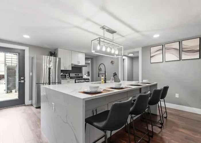 Upscale 2 Story With 8 Beds And Free Parking, Walkable To S Highland Ave Apartment