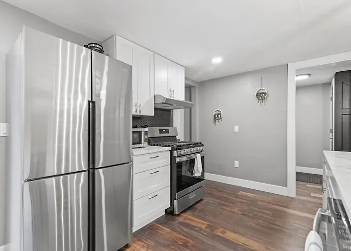 Upscale 2 Story With 8 Beds And Free Parking, Walkable To S Highland Ave Apartment Pittsburgh