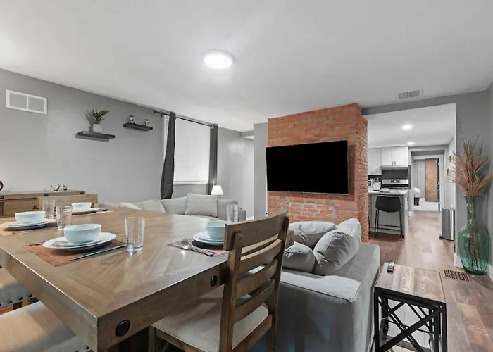 Upscale 2 Story With 8 Beds And Free Parking, Walkable To S Highland Ave