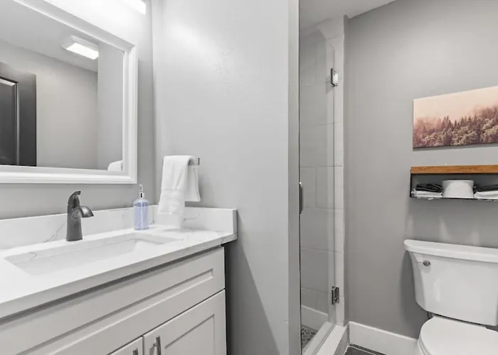 Apartment Upscale 2 Story With 8 Beds And Free Parking, Walkable To S Highland Ave
