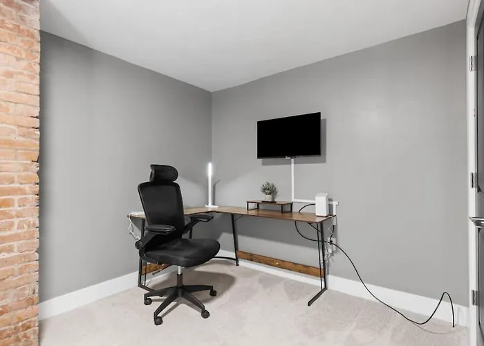 Upscale 2 Story With 8 Beds And Free Parking, Walkable To S Highland Ave Apartment *