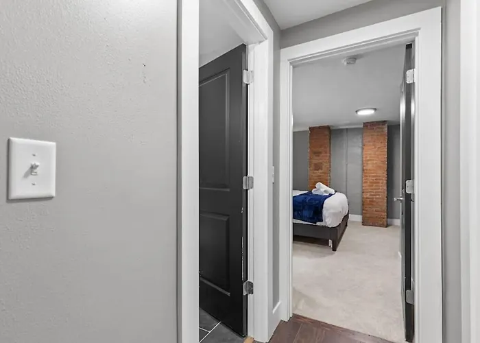 Upscale 2 Story With 8 Beds And Free Parking, Walkable To S Highland Ave Apartment