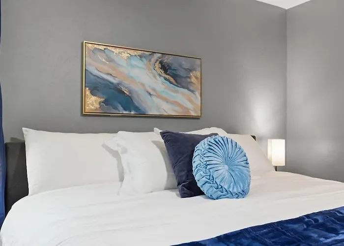 Upscale 2 Story With 8 Beds And Free Parking, Walkable To S Highland Ave Apartment