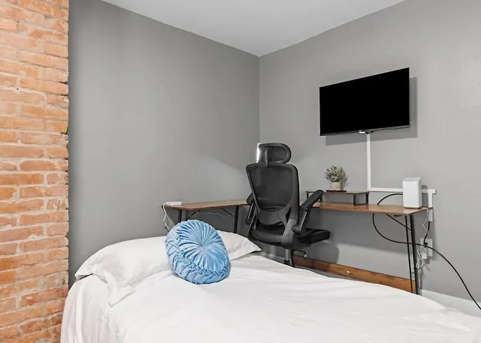 Apartment Upscale 2 Story With 8 Beds And Free Parking, Walkable To S Highland Ave