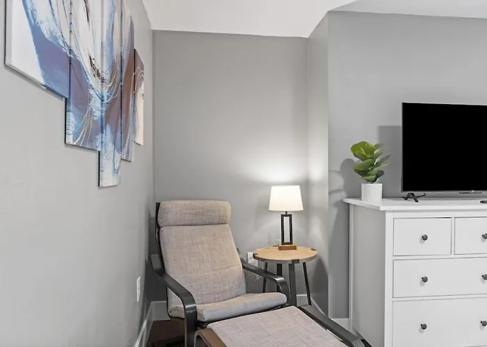 Apartment Upscale 2 Story With 8 Beds And Free Parking, Walkable To S Highland Ave
