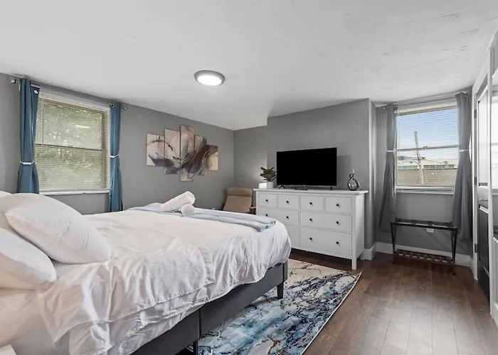 Apartment Upscale 2 Story With 8 Beds And Free Parking, Walkable To S Highland Ave Pittsburgh