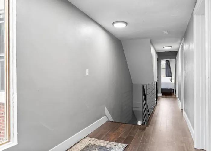 Apartment Upscale 2 Story With 8 Beds And Free Parking, Walkable To S Highland Ave