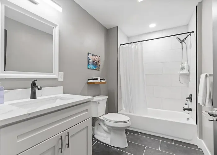 Upscale 2 Story With 8 Beds And Free Parking, Walkable To S Highland Ave