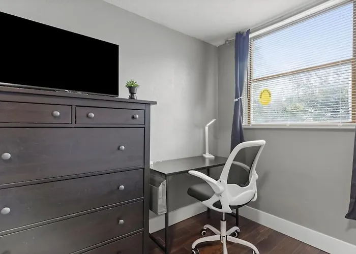Upscale 2 Story With 8 Beds And Free Parking, Walkable To S Highland Ave Apartment