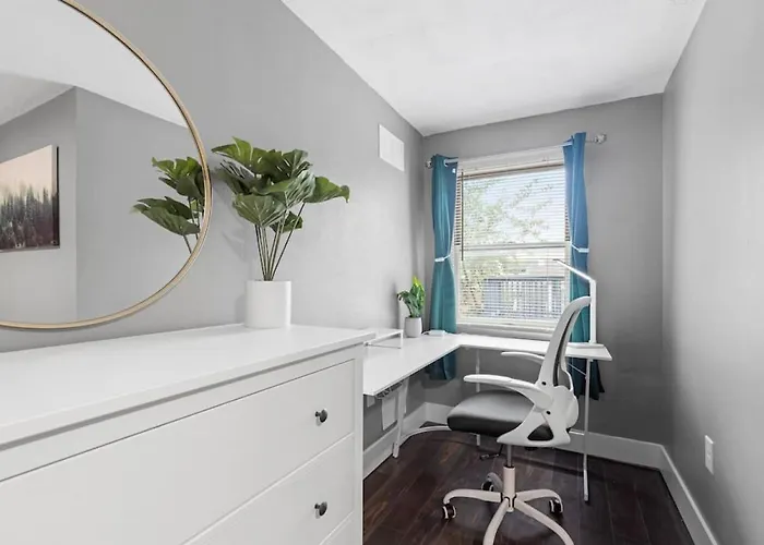 Upscale 2 Story With 8 Beds And Free Parking, Walkable To S Highland Ave * Pittsburgh