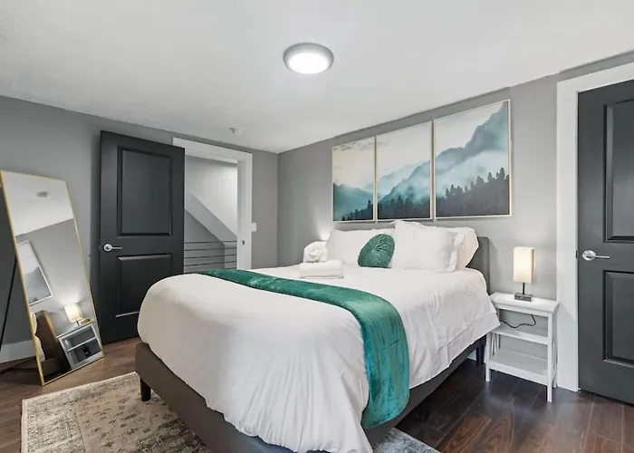 Apartment Upscale 2 Story With 8 Beds And Free Parking, Walkable To S Highland Ave Pittsburgh