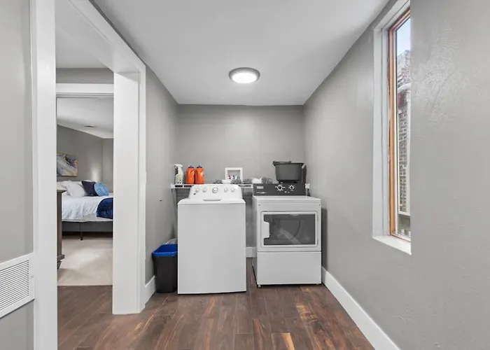 Upscale 2 Story With 8 Beds And Free Parking, Walkable To S Highland Ave Pittsburgh