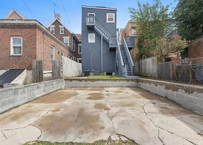Upscale 2 Story With 8 Beds And Free Parking, Walkable To S Highland Ave Apartment