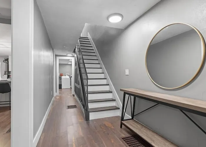 Upscale 2 Story With 8 Beds And Free Parking, Walkable To S Highland Ave Apartment *