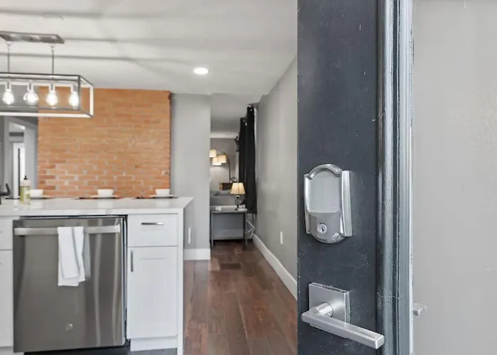 Upscale 2 Story With 8 Beds And Free Parking, Walkable To S Highland Ave Pittsburgh