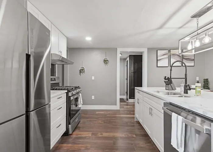 Upscale 2 Story With 8 Beds And Free Parking, Walkable To S Highland Ave Apartment *