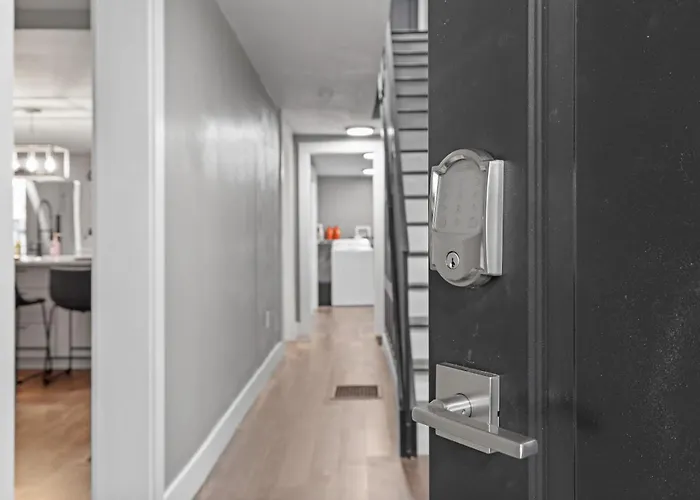 Apartment Upscale 2 Story With 8 Beds And Free Parking, Walkable To S Highland Ave Pittsburgh